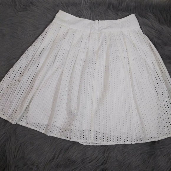 Liz Claiborne Eyelet Flare Skirt Size 6P - Picture 2 of 6